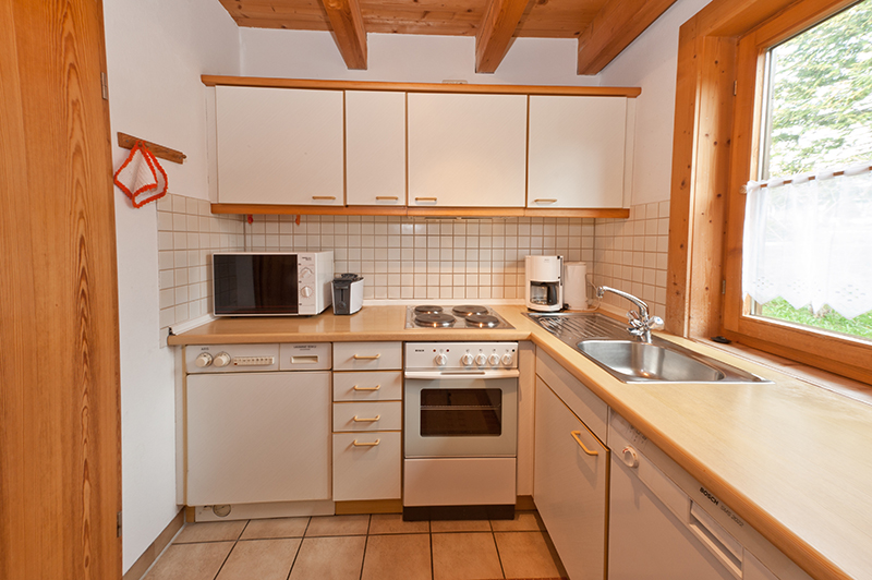 Küche:ausgestattet mit Spül- und Waschmaschine, Herd, Microwelle und Kühlschrank